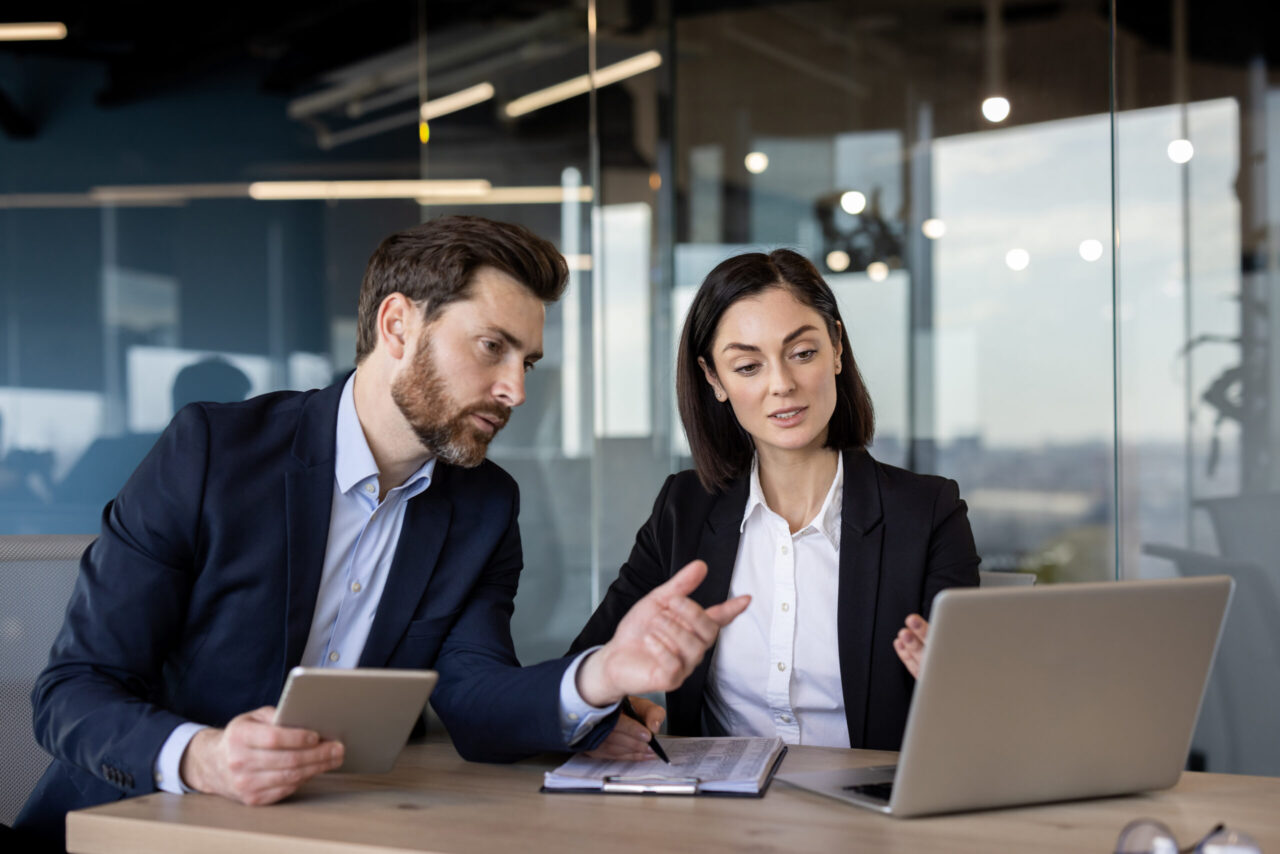 Solution Engineer in einer Diskussion