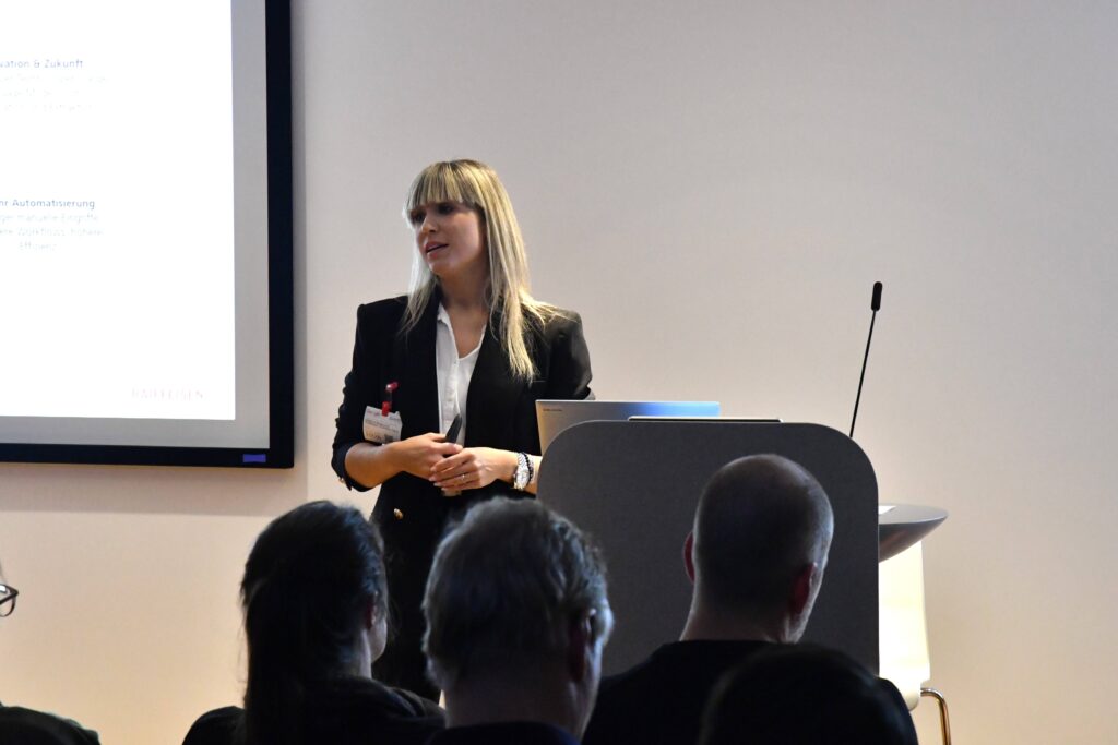 Martina Bojanovic bei ihrer Präsentation am Event zu Intelligent Document Processing