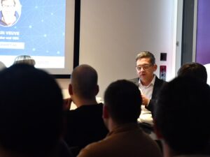 Fabian Seimer, Head Input Management bei Inacta, während der Paneldiskussion am Event zu Intelligent Document Processing