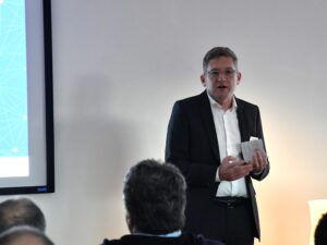 Fabian Seimer, Head Input Management bei Inacta, präsentiert an einem Event von Inacta und Parashift